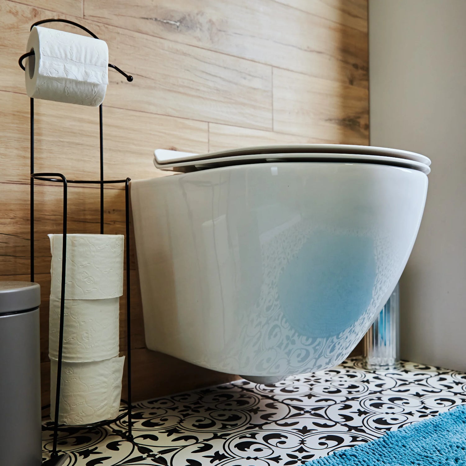 Moderne vegghengt toalett med stilrent design og fliser på badet